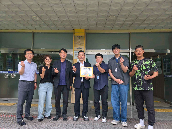 경주시정신건강복지센터가 지난 4일 경북모빌리티고등학교에서 청소년 정신건강지원 사업인 '마음성장학교' 신규 선정에 따른 현판식을 개최했다. 경주시 제공