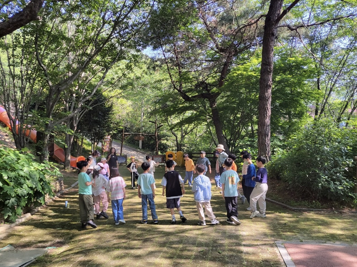 산림휴양체험 프로그램이 이뤄지고 있다. 여수시 제공