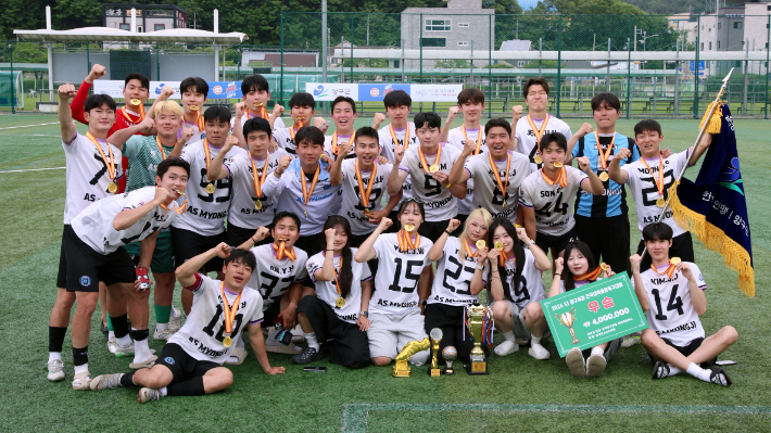 AS명지 선수들이 우승을 차지한 뒤 기뻐하는 모습. 한국축구연맹 