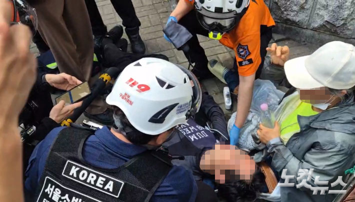 5일 오전 11시쯤 서울 송파구 올림픽공원 핸드볼경기장 개표소 앞에 119 구급대가 출동해 부상자를 살피고 있다. 송선교 기자