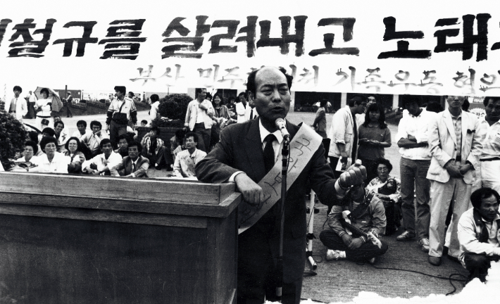 이철규 열사의 의문의 죽음에 대한 진상 규명 및 정권 규탄 대회 중 발언을 하고 있는 최성묵 목사. 부산중부교회 제공