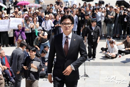 한동훈 무소속 의원이 5일 오후 서울 여의도 국회 본관 앞에서 기자회견 후 본회의장으로 향하고 있다.