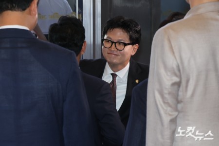 한동훈 무소속 의원이 5일 오후 서울 여의도 국회로 등원하며 친한계 의원들과 인사를 하고 있다.