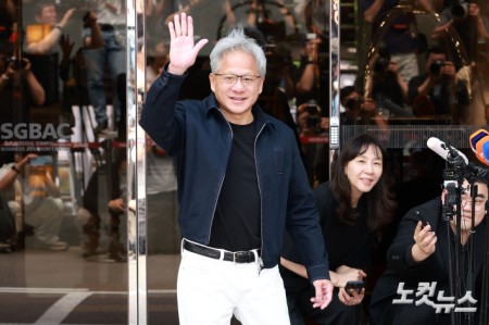 젠슨 황 엔비디아 최고경영자(CEO)가 5일 오후 서울 강서구 서울김포비즈니스항공센터를 통해 입국해 인사하고 있다.