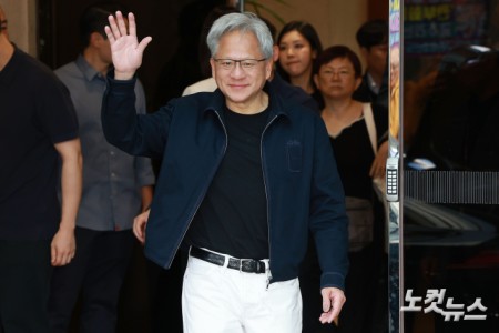 젠슨 황 엔비디아 최고경영자(CEO)가 5일 오후 서울 강서구 서울김포비즈니스항공센터를 통해 입국해 인사하고 있다.