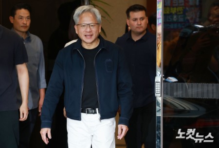 젠슨 황 엔비디아 최고경영자(CEO)가 5일 오후 서울 강서구 서울김포비즈니스항공센터를 통해 입국해 인사하고 있다.