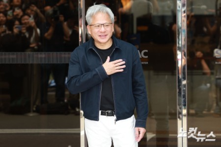 젠슨 황 엔비디아 최고경영자(CEO)가 5일 오후 서울 강서구 서울김포비즈니스항공센터를 통해 입국해 인사하고 있다.