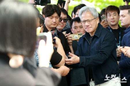 젠슨 황 엔비디아 최고경영자(CEO)가 5일 오후 서울 강서구 서울김포비즈니스항공센터를 통해 입국해 팬들에게 사인을 해주고 있다.
