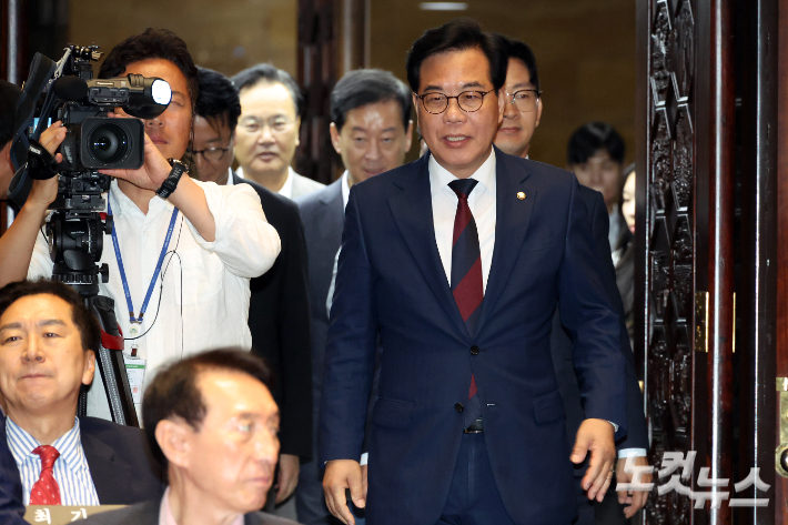 국민의힘 송언석 원내대표가 4일 서울 여의도 국회에서 열린 긴급 의원총회에 참석하고 있다. 윤창원 기자