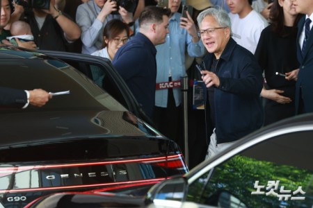 젠슨 황 엔비디아 최고경영자(CEO)가 5일 오후 서울 강서구 서울김포비즈니스항공센터를 통해 입국해 인사하고 있다.