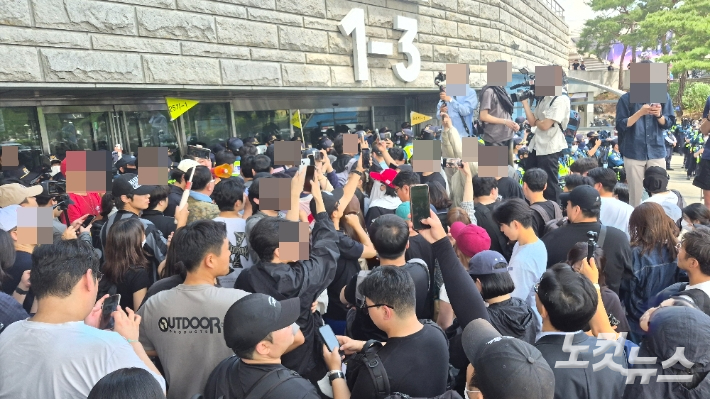 5일 서울 송파구 올림픽공원 핸드볼경기장에 마련된 송파구 개표소 앞에 부정선거를 주장하는 시위대가 모여들었다. 김지은 기자 