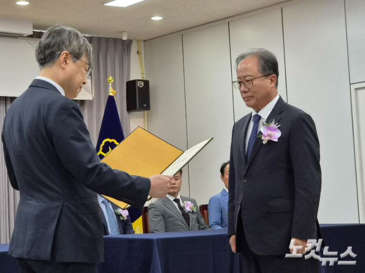 5일 부산시선거관리위원회에서 열린 제9회 전국동시지방선거 당선증 교부식에서 김석준 교육감 당선인이 당선증을 받고 있다. 정혜린 기자