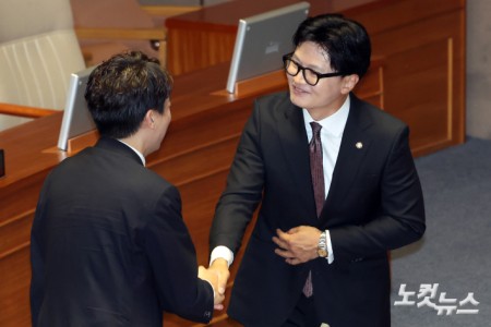 인사하는 한동훈-이준석