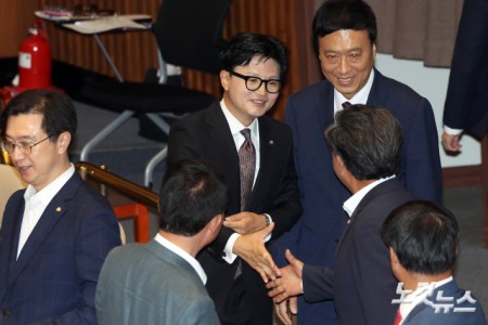 국민의힘 의원들과 인사하는 한동훈 의원