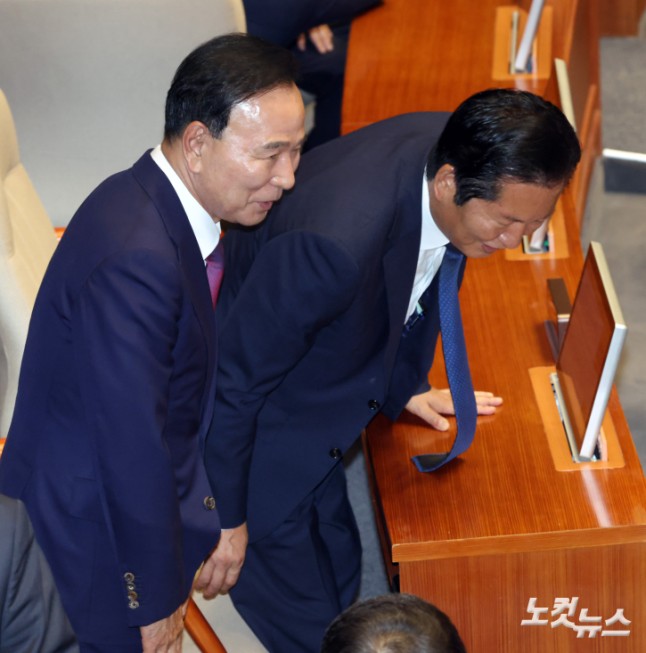 인사하는 정청래 대표0-박덕흠 의원