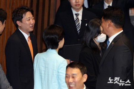인사하는 송영길-이준석