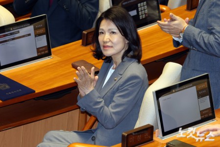박수치는 이진숙 의원