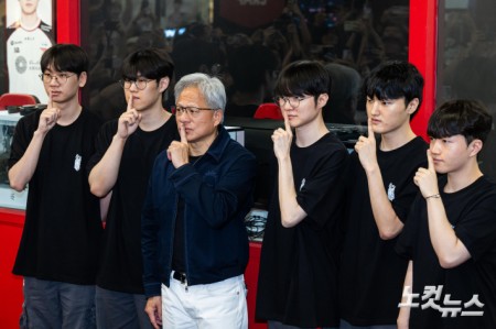 젠슨 황 엔비디아 최고경영자(CEO)가 5일 서울 마포구 T1 베이스 캠프를 방문해 '페이커' 이상혁을 비롯한 e스포츠 구단 T1의 리그 오브 레전드(LoL) 선수단을 만나고 있다.