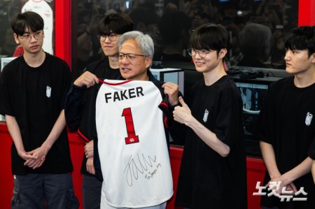 젠슨 황 엔비디아 최고경영자(CEO)가 5일 서울 마포구 T1 베이스 캠프를 방문해 '페이커' 이상혁을 비롯한 e스포츠 구단 T1의 리그 오브 레전드(LoL) 선수단을 만나 페이커의 사인이 담긴 기념품을 선물 받고 있다.