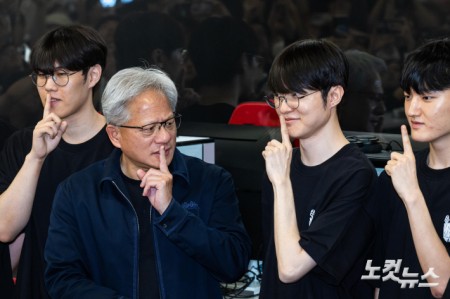 젠슨 황 엔비디아 최고경영자(CEO)가 5일 서울 마포구 T1 베이스 캠프를 방문해 '페이커' 이상혁을 비롯한 e스포츠 구단 T1의 리그 오브 레전드(LoL) 선수단을 만나서 페이커의 시그니처 포즈를 취하고 있다.