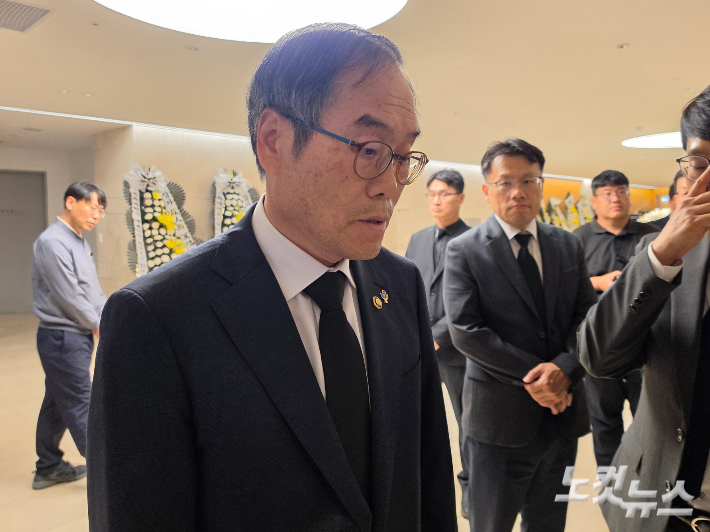 이용철 방위사업청장이 한화에어로스페이스 희생자 빈소가 마련된 장례식장에서 재발 방지 대책을 마련하겠다고 밝혔다.  박우경 기자