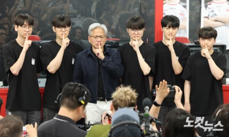 페이커 시그니처 포즈 취하는 젠슨 황
