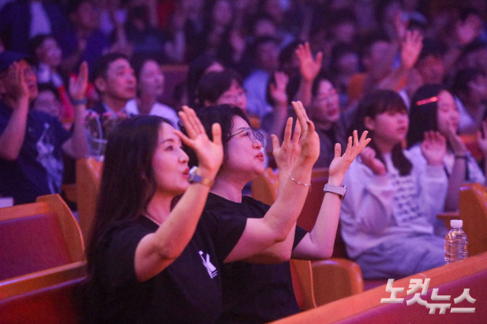 고현교회에서 열린 에벤에셀선교단 찬양집회에 참석한 성도들이 함께 찬양하고 있다. 최화랑 기자