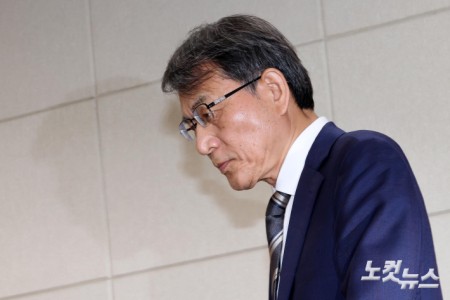 단상 향하는 노태악