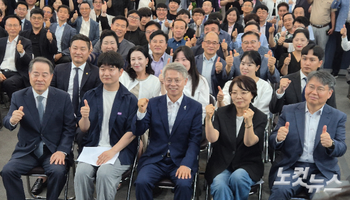 민형배 전남광주통합특별시장 당선인과 지지자들. 조시영 기자