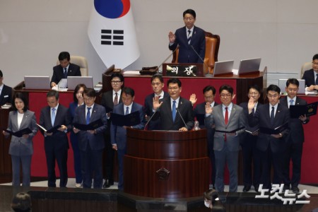 선서하는 재보궐 당선 의원들