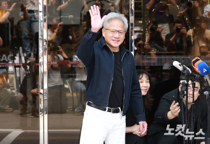 젠슨 황 엔비디아 최고경영자(CEO)가 5일 오후 서울 강서구 서울김포비즈니스항공센터를 통해 입국해 인사하고 있다. 류영주 기자