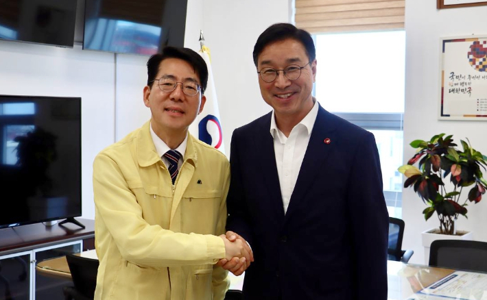 위성곤 제주지사 당선인이 해수부 장관과 악수하고 있다. 위성곤 당선인 측 제공