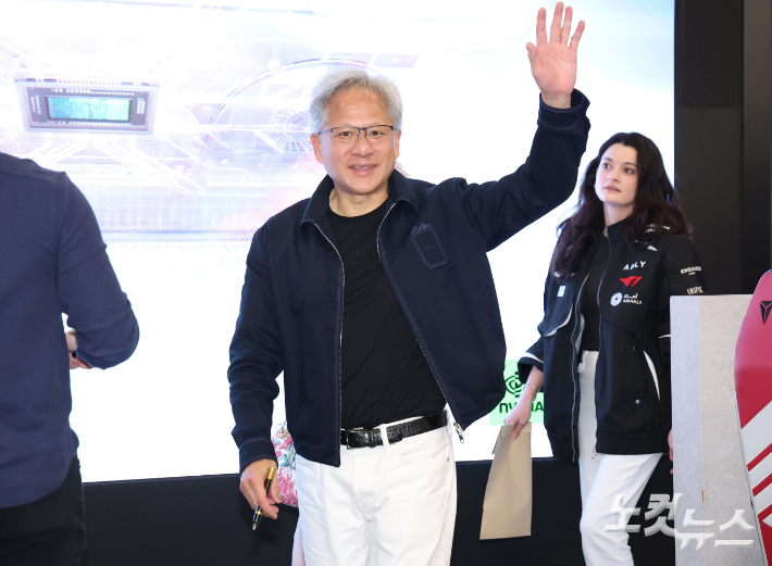 젠슨 황 엔비디아 최고경영자(CEO)가 5일 서울 마포구 T1 베이스 캠프를 방문해 '페이커' 이상혁을 비롯한 e스포츠 구단 T1의 리그 오브 레전드(LoL) 선수단을 만난 뒤 손을 흔들며 나서고 있다. 황진환 기자