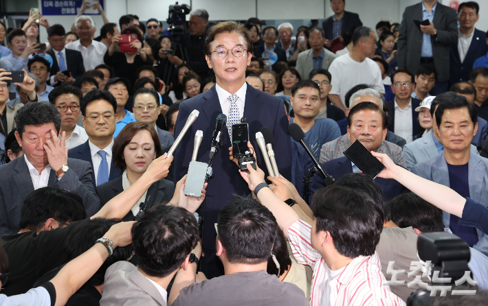 전재수 더불어민주당 부산시장 후보가 4일 새벽 부산 부산진구 선거사무소에서 당선이 확정된 후 소감을 밝히고 있다. 부산＝류영주 기자