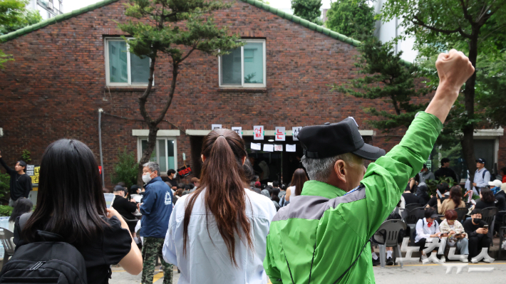 5일 제9회 전국동시지방선거 및 국회의원 재·보궐선거 투표용지 부족으로 투표 시간이 오후 10시까지 연장됐던 서울 송파구 잠실7동 제2투표소 앞에 모인 보수성향 시민들이 밤새 선거관리위원회의 투표함 반출을 저지하며 재선거를 주장하고 있다. 박종민 기자