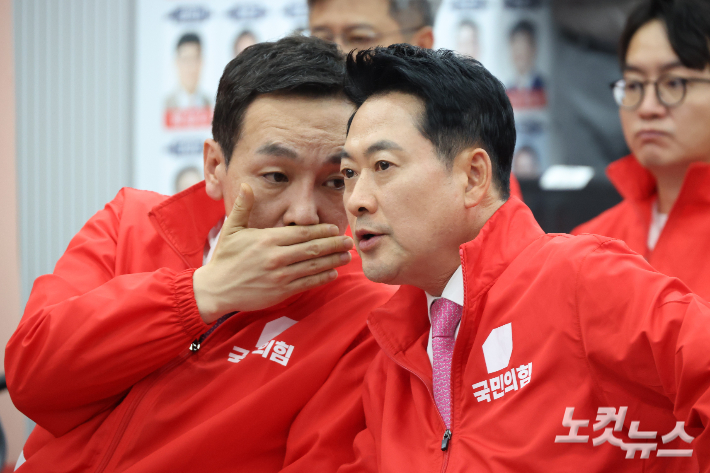 장동혁 국민의힘 상임선거대책위원장이 3일 서울 여의도 중앙당사에 마련된 개표 상황실에서 제9회 전국동시지방선거 및 6.3 국회의원 재보궐선거 방송사 출구조사 결과를 보며 김민수 최고위원과 대화하고 있다. 윤창원 기자