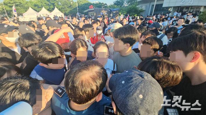 5일 송파구 개표소인 올림픽공원 핸드볼경기장 앞에 모인 시위대가 출입구를 봉쇄한 뒤 나오는 사람들을 찾아 제지하고 있다. 이원석 기자