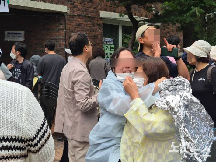 5일 오전 잠실7동2투표소에서 경찰들이 시위대를 해산하고 투표함을 반출하자 일부 시위대들이 눈물을 흘리고 있다. 송선교 기자
