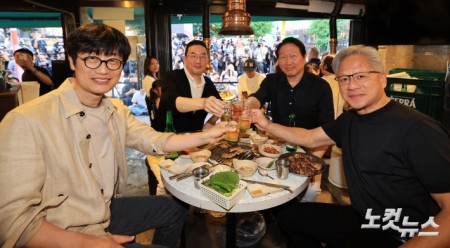 젠슨 황 엔비디아 최고경영자(CEO)가 5일 서울 마포구 서교동의 한 고깃집에서 최태원 SK회장, 구광모 LG회장, 이해진 네이버 의장과 삼겹살 회동을 하고 있다.