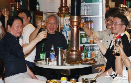 젠슨 황 엔비디아 최고경영자(CEO)가 5일 서울 마포구 서교동의 한 고깃집에서 최태원 SK회장, 구광모 LG회장, 이해진 네이버 의장과 삼겹살 회동을 하고 있다.