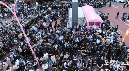 젠슨 황 엔비디아 최고경영자(CEO)와 최태원 SK회장, 구광모 LG회장, 이해진 네이버 의장과 삼겹살 회동이 열린 5일 서울 홍대 거리가 인파로 가득하다.