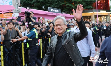 젠슨 황 엔비디아 최고경영자(CEO)가 5일 서울 마포구 서교동의 한 고깃집에서 열린 최태원 SK회장, 구광모 LG회장, 이해진 네이버 의장과의 삼겹살 회동에 참석하고 있다.
