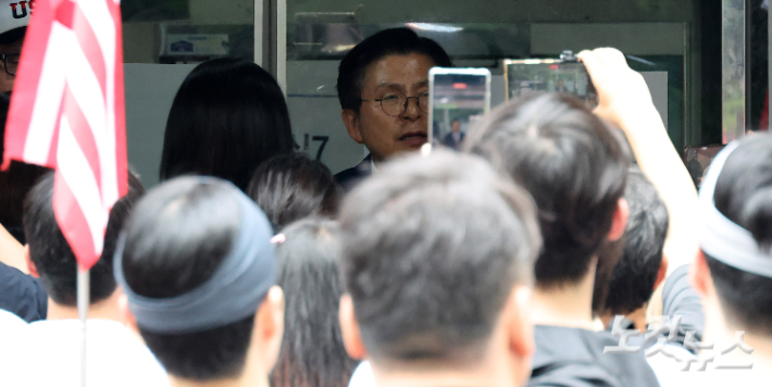 4일 제9회 전국동시지방선거 및 국회의원 재·보궐선거 투표용지 부족으로 투표 시간이 오후 10시까지 연장됐던 서울 송파구 잠실7동 제2투표소 앞에 모인 보수성향 시민들을 향해 황교안 자유와혁신 대표가 연설하고 있다. 박종민 기자