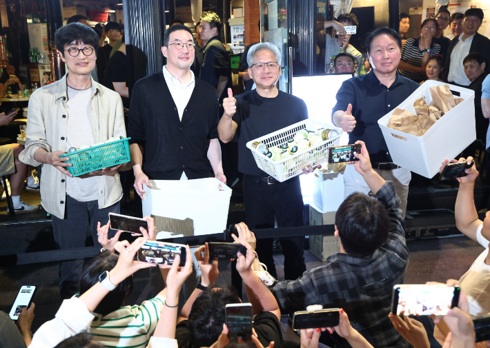 젠슨 황 엔비디아 최고경영자(CEO)가 5일 서울 마포구 홍대 인근 삼겹살 음식점 '형님 저요'에서 최태원 SK그룹 회장, 구광모 LG그룹 회장, 이해진 네이버 의장과 '삼소(삼겹살·소주) 회동''을 하며 각종 간식을 시민들에게 나눠주고 있다. 연합뉴스
