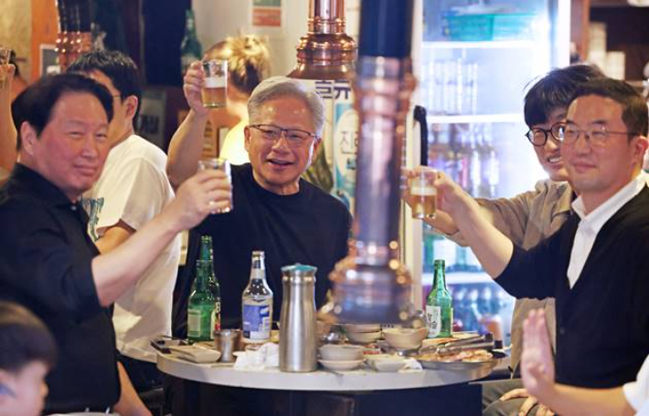 '소맥 건배' 젠슨 황 "거대 파트너십 구축…서울에 AI 연구센터 지을 것"
