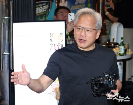 질문에 답하는 젠슨 황