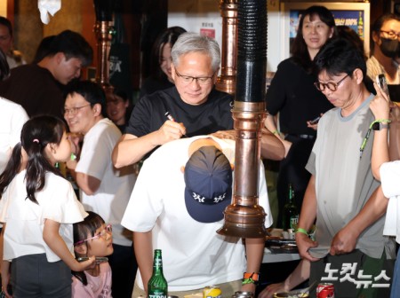 티셔츠에 사인하는 젠슨 황