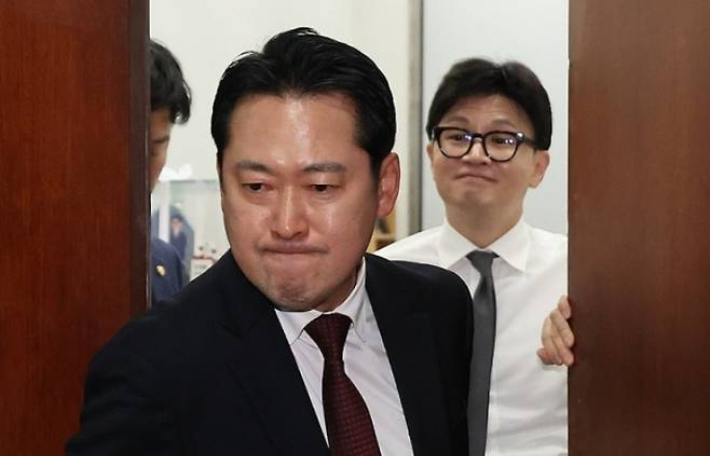 2024년 12월 11일 국민의힘 당시 한동훈 대표가 서울 여의도 국회 당대표실에서 장동혁 의원이 나가는 사이 미소를 짓고 있다. 연합뉴스