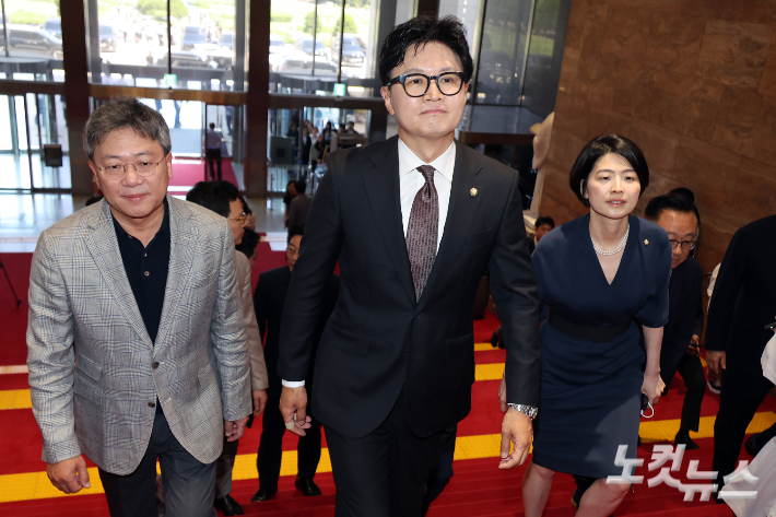 한동훈 무소속 의원이 5일 오후 서울 여의도 국회 본관 앞에서 기자회견 후 본회의장으로 향하고 있다. 윤창원 기자