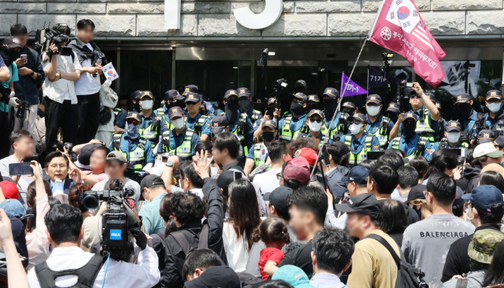 2박 3일 봉쇄 사태'가 발생한 서울 송파구 잠실7동 제2투표소에 대한 개표가 진행 중인 가운데, 부정선거를 주장하는 시위대가 5일 개표소인 올림픽공원 핸드볼경기장 앞에서 개표 중단을 요구하고 있다. 연합뉴스
